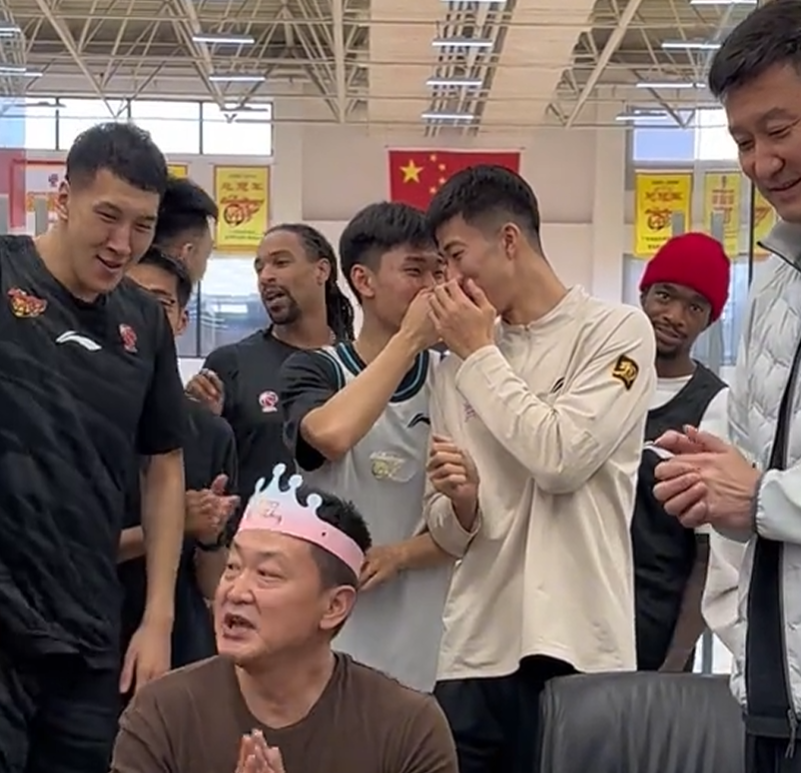 中欧体育官方入口-广东为领队庆生！杜锋讲话并获高待遇，全员用力按蛋糕，奎因太坏