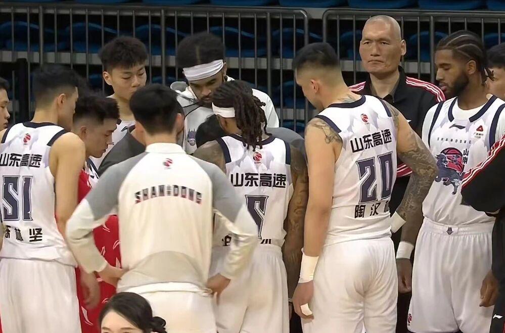 中欧体育登录入口-山东男篮不敌广州，克里斯22+16末节自爆，徐昕17+10郭艾伦伤退